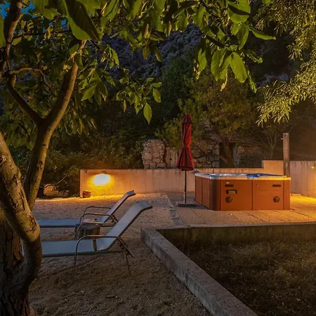 Holiday home Peaceful Oasis With Whirlpool