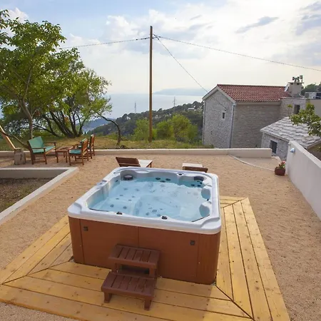 Holiday home Peaceful Oasis With Whirlpool *